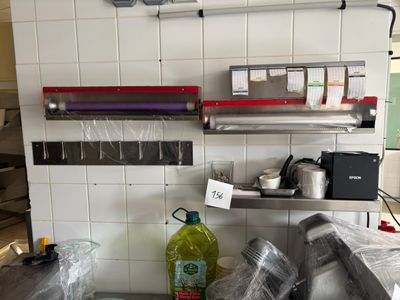 une photo d'une cuisine dont le plan de travail est encombré