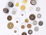 plusieurs types de boutons différents sur une surface blanche