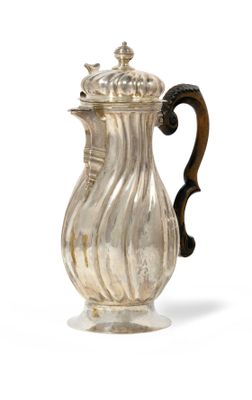 VERSEUSE en argent. Elle repose sur un piedouche uni, le corps et le c - Photo 1