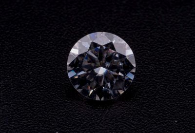 gros plan d'un diamant sur une surface noire
