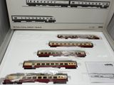 quatre trains miniatures exposés dans une boîte