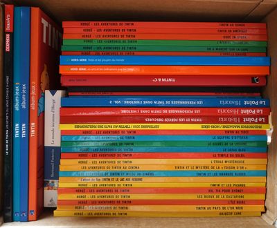 beaucoup de livres dans une boîte sur l'étagère