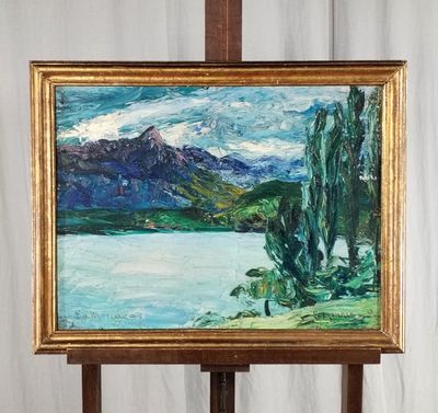 une peinture à l'huile représentant un lac avec des arbres et des montagnes en arrière-plan