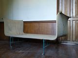 un banc au milieu d'une pièce au sol en parquet