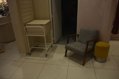 une chaise et une table dans une petite pièce