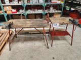 une table placée au milieu d'une pièce