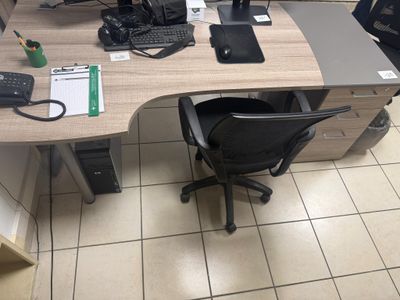 une image représentant un bureau avec deux ordinateurs et un clavier