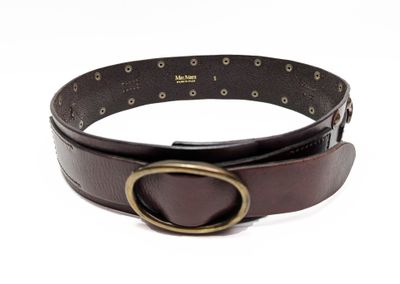 ceinture en cuir marron avec une boucle en laiton sur fond blanc
