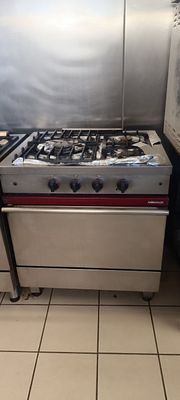 une cuisinière qui se trouve dans une cuisine, à côté d'un réfrigérateur
