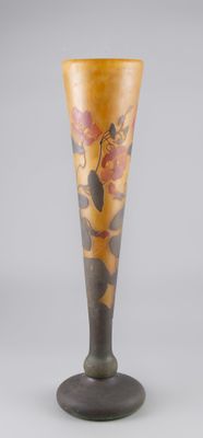 un vase posé sur une table