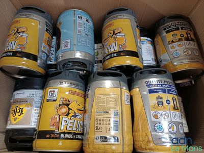de nombreuses canettes de bière rangées dans un carton
