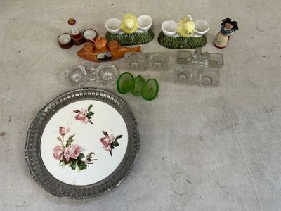 une assiette ornée d'un motif floral, posée à côté d'autres objets