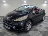 la photo d'une petite voiture noire garée dans un garage