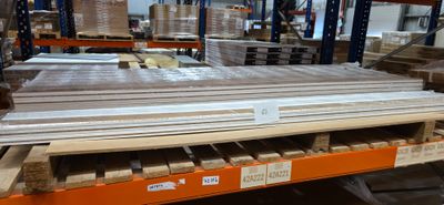 une grande quantité de palettes et de cartons dans un entrepôt
