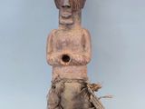 statue d'un homme tenant un morceau de bois dans la main droite