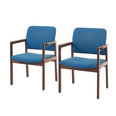 deux fauteuils bleus à accoudoirs sont placés l'un à côté de l'autre