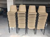 six chaises empilées les unes sur les autres dans un garage