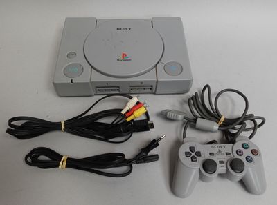 une console de jeu vidéo et un contrôleur de jeu sur une table