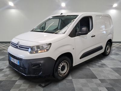 la camionnette blanche est garée sur le sol en damier d'une pièce