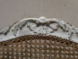 une chaise en osier ornée d'un motif décoratif