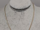 un collier à chaîne en or sur un mannequin mannequin mannequin mannequin mannequin mannequin mannequin mannequin mannequin mannequin