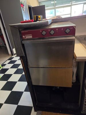 une image d'une cuisine avec un lave-vaisselle et une cuisinière