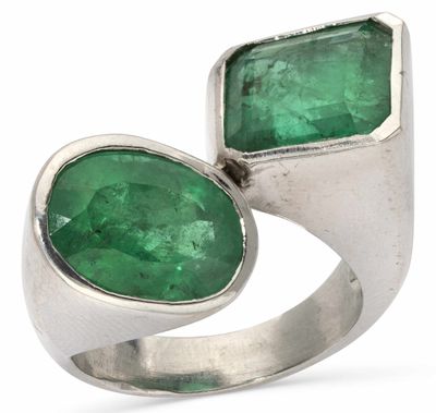 un gros plan d'une bague sertie de deux émeraudes