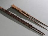 Deux vieux outils en métal sont posés sur une table