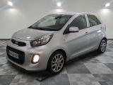 la petite voiture argentée est garée dans le garage sur un sol en damier
