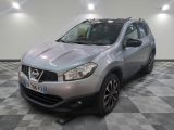 nissan qxv dans une salle d'exposition au sol en damier