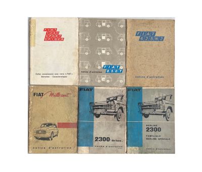 plusieurs vieux livres sont empilés sur une surface blanche