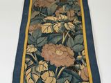 un gros plan d'un tapis à motifs floraux posé sur une surface blanche