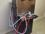 une machine posée sur une table