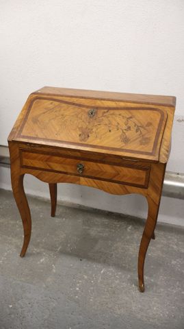 Bureau de pente en bois de placage toutes faces marquetées d’un v...