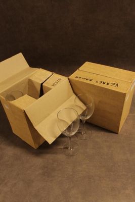 deux verres à vin et une boîte posés par terre