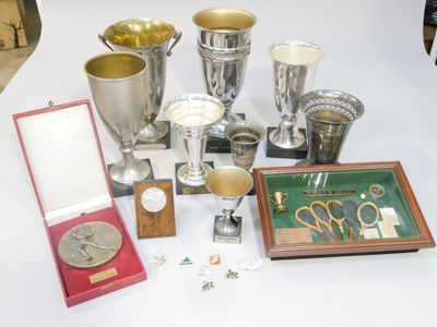 Ensemble de trophées dont 8 coupes, 1 médaille FFT, 7 pin's …