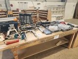 un établi sur lequel sont posés de nombreux outils