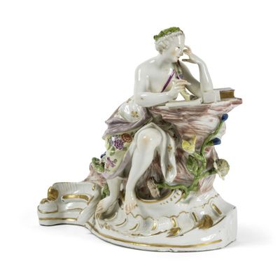 une figurine représentant une femme assise sur un rocher