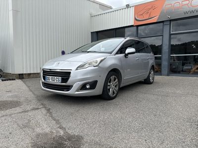 la voiture argentée est garée devant un bâtiment