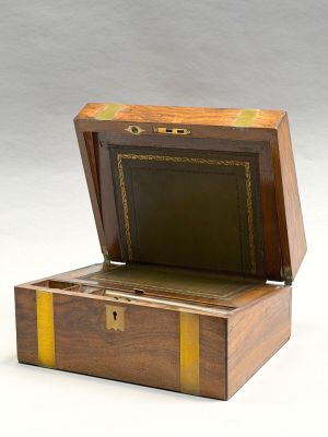 une petite boîte en bois posée sur une surface blanche