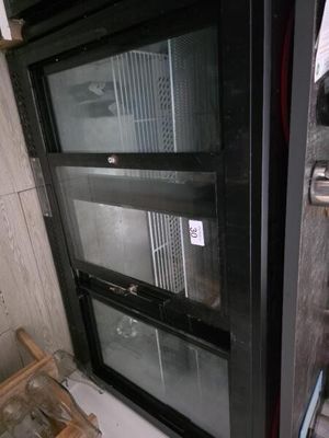 une porte vitrée ouverte sur le côté d'un immeuble