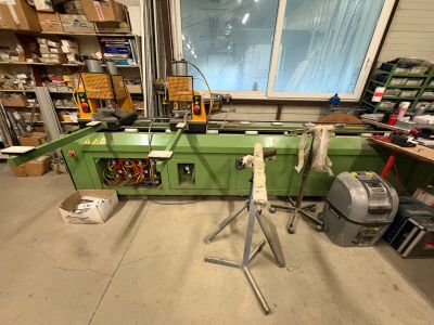 une machine qui se trouve dans une pièce avec de nombreux outils
