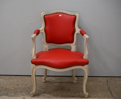 une image représentant une chaise rouge et blanche devant un mur gris