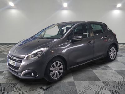 la voiture grise est garée sur un sol en damier dans le garage