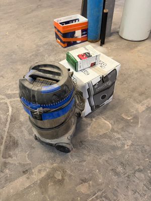 a vacuum that is sitting on the floor next to a box