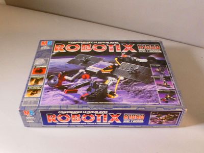 une boîte sur laquelle est représenté un Robotix, posée sur une table