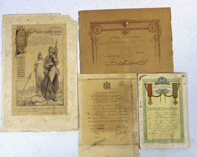 plusieurs vieux papiers sont posés sur une table