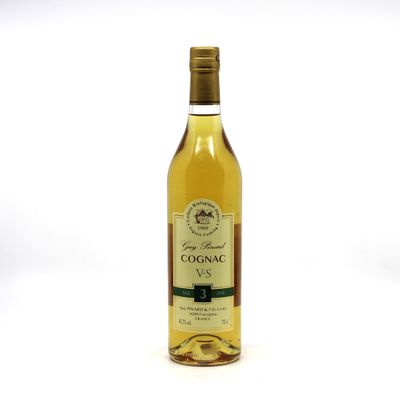 la bouteille de vin blanc est posée sur une surface blanche