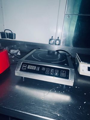 une photo d'un plan de travail de cuisine avec une cuisinière et un grille-pain