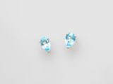 une paire de boucles d'oreilles en topaze bleue sur fond blanc